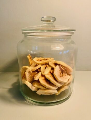 Zelf je appels drogen in de oven, het is super simpel en heel smaakvol! Droog heel makkelijk zelf je appels met dit recept.