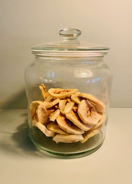 Zelf je appels drogen in de oven, het is super simpel en heel smaakvol! Droog heel makkelijk zelf je appels met dit recept.