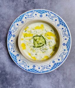 Een frisse en snelle tzatziki van Griekse yoghurt, komkommer, munt en knoflook. Lekker als dip of saus bij verschillende hapjes en gerechten.