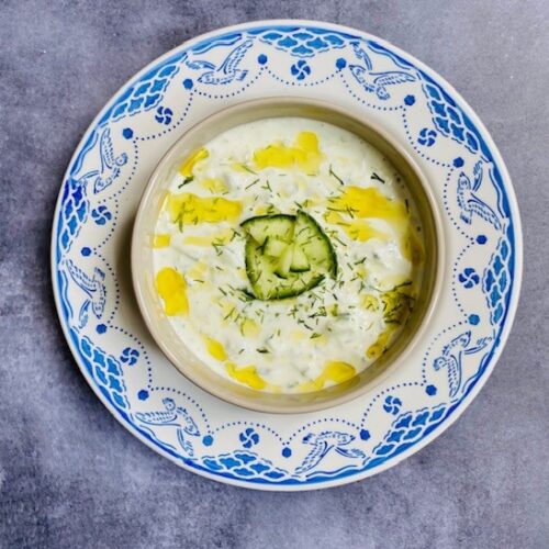 Een frisse en snelle tzatziki van Griekse yoghurt, komkommer, munt en knoflook. Lekker als dip of saus bij verschillende hapjes en gerechten.