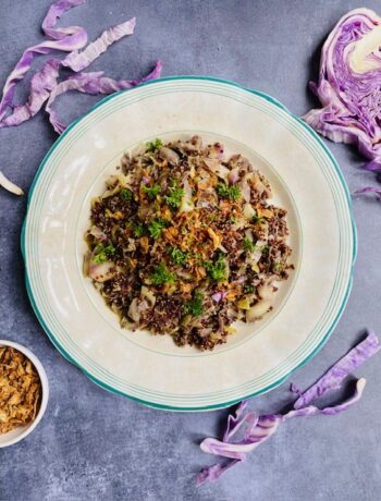Heerlijke gewokte paarse spitskool met kerrie, kokos en rode quinoa. Een kleurrijk en gezond vegetarisch wok recept met de prachtige paarse spitskool.