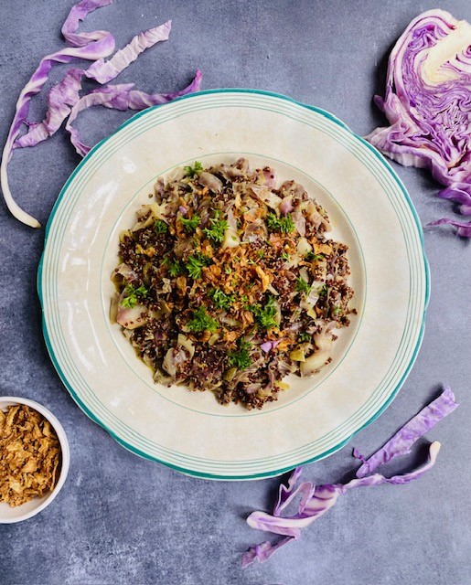 Heerlijke gewokte paarse spitskool met kerrie, kokos en rode quinoa. Een kleurrijk en gezond vegetarisch wok recept met de prachtige paarse spitskool.