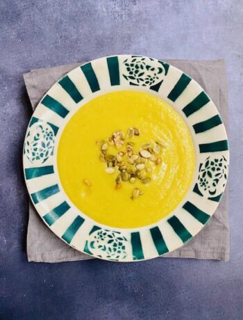 Een heerlijke fluweelzachte pastinaak kerrie soep met pompoenpitten on top. Een smaakvol, kleurrijk en veganistisch soep recept.