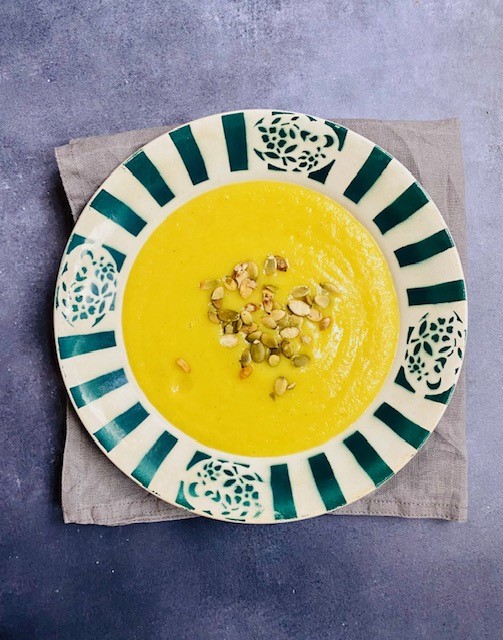 Een heerlijke fluweelzachte pastinaak kerrie soep met pompoenpitten on top. Een smaakvol, kleurrijk en veganistisch soep recept.