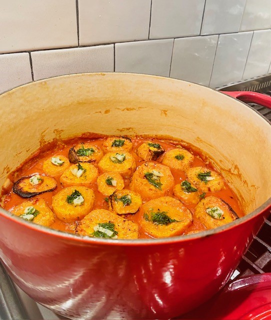 Dit heerlijke vegetarische recept van zoete aardappel in tomaten limoensaus met kardemom van Yotam Ottolenghi is een ware smaakexplosie. Een recept om zeker eens te maken!