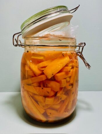 Je kan super makkelijk zelf wortels fermenteren met dit eenvoudige recept van gefermenteerde wortel met mosterdzaad en venkelzaad.