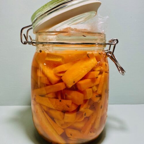 Je kan super makkelijk zelf wortels fermenteren met dit eenvoudige recept van gefermenteerde wortel met mosterdzaad en venkelzaad.